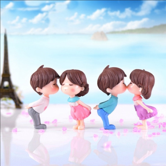 Romantic Couple Miniature Figurines (Style 8)