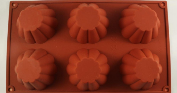 SILICONE MUFFIN MOULD - FLOWER DESIGN