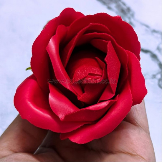 https://www.bakeshake.co.in/image/cache/catalog/products/red%20artificial%20flowers%202-550x550.jpg